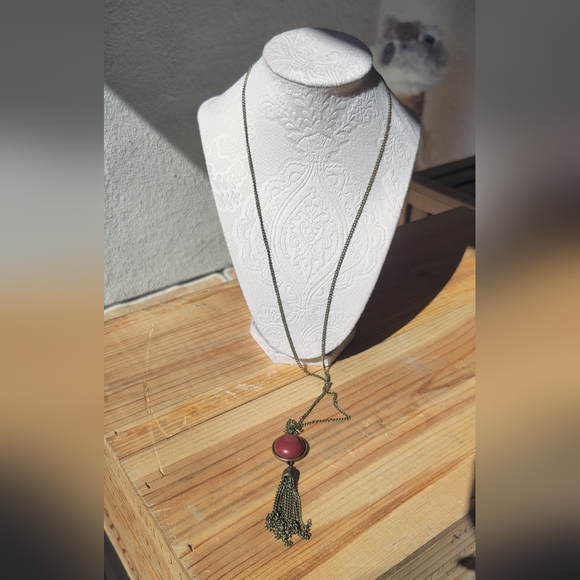 Red lucite cabochon and tassel pendant w/ chain necklace - Picture 4 of 4